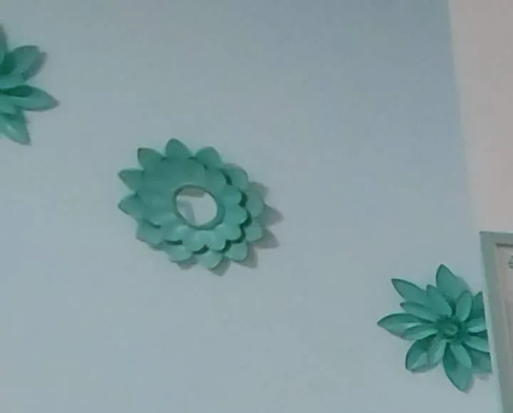 Flores de papel verde menta decorando la sala de espera