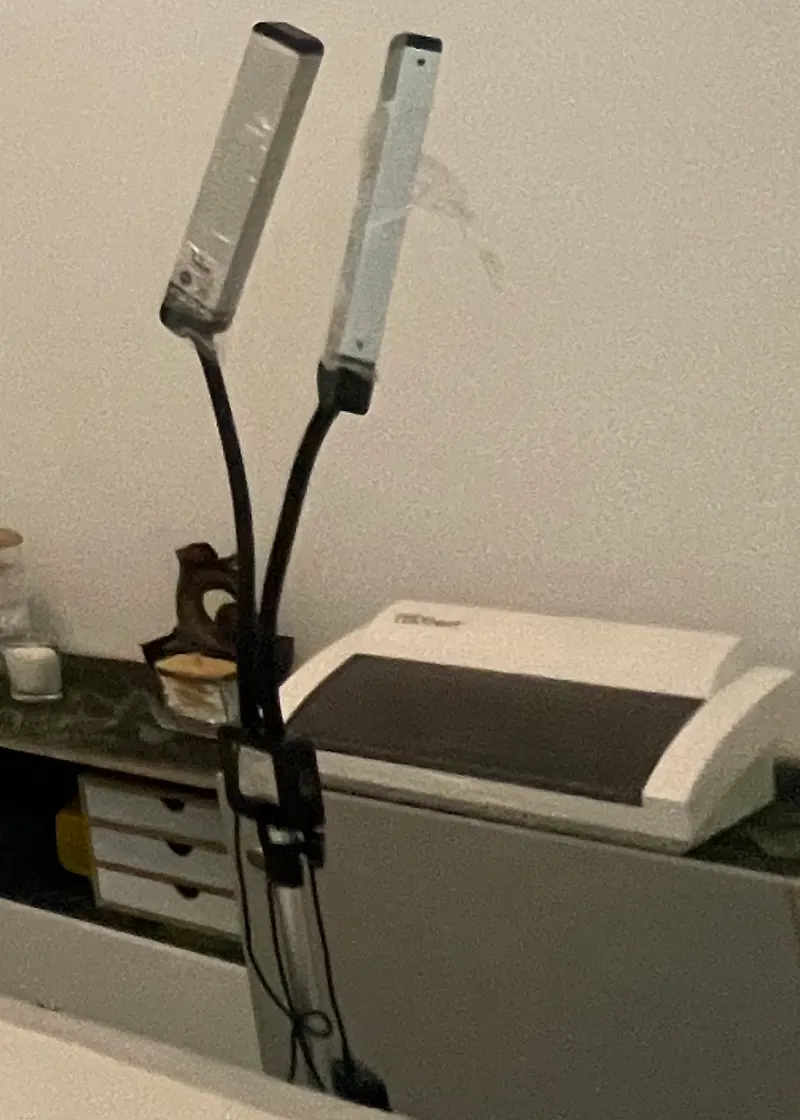 Equipo de tratamiento y lámpara de luz en la cabina